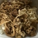 吉野家の牛丼を久しぶりに食べてみた正直レビュー【安定のうまさ】